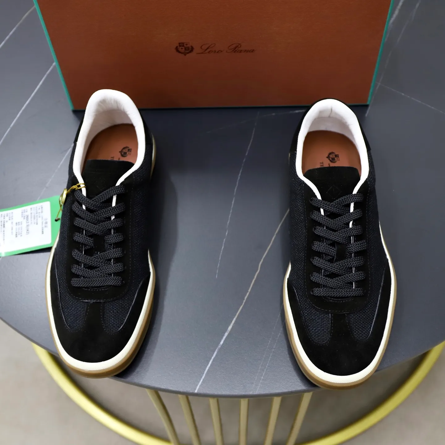 Ex-factory price: 540💰Loro Riana men’s moral training sneakers! Made from high-quality materials and designed in a low-cut silhouette, it offers an elegant and stylish look that's suitable for year-round wear. The unique double-layer sole aesthetic design, caramel cup-shaped outsole is decorated with off-white rubber trim, creating an attractive color combination. Pair with tailored pieces or jeans for a sophisticated yet casual look. The heel is decorated with soft cow leather tongue with Kummel color inserts and cotton laces with embossed LP logo. Upper: cow split suede stitching knitted fabric. Lining: original thickened soft sheepskin. Size: 38-39-40-41-42-43-44 (customized in 45.46)